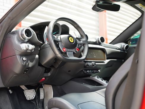 Used 2019 Ferrari Portofino image 11