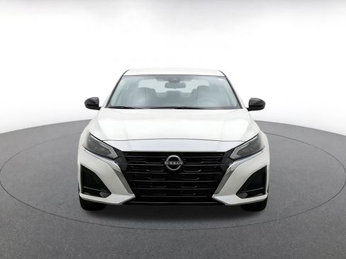 Used 2025 Nissan Altima 2.5 SV FWD image 2
