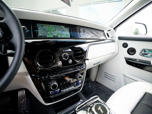 Used 2022 Rolls-Royce Phantom Sedan w/ The Phantom Package RWD image 39