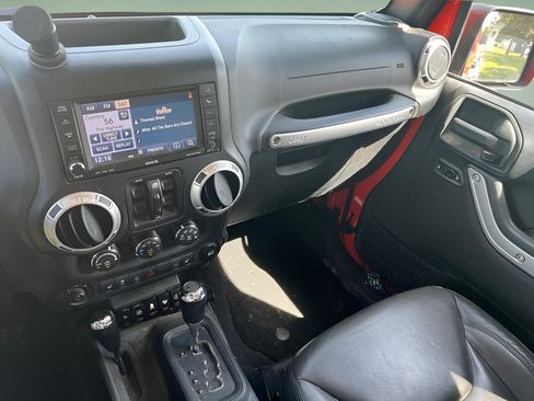 Used 2015 Jeep Wrangler Unlimited Sahara w/ Dual Top Group AWD/4WD image 18