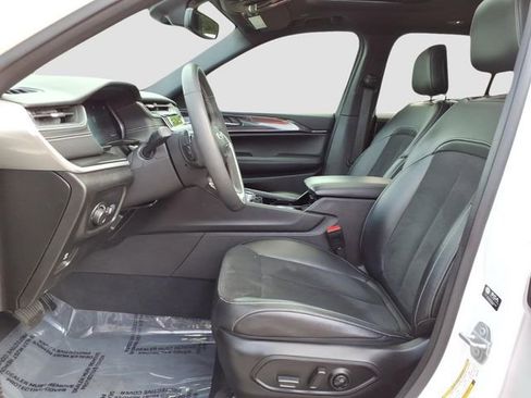 Used 2023 Jeep Grand Cherokee Altitude AWD/4WD image 4