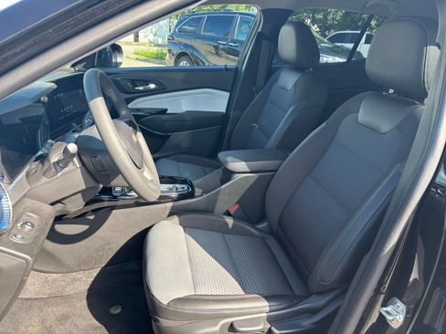 Used 2025 Chevrolet Trax LT FWD image 36
