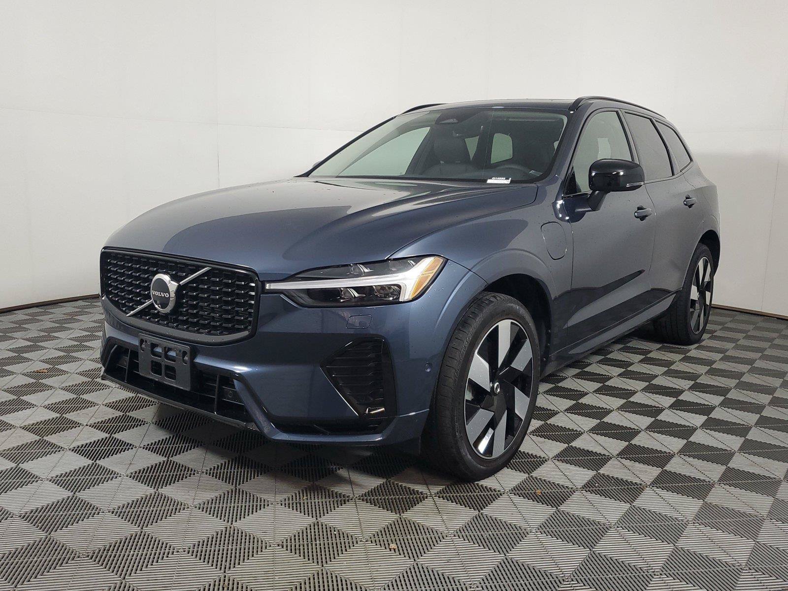 Used 2024 Volvo XC60 T8 Plus w/ Protection Package Premier AWD/4WD image 3