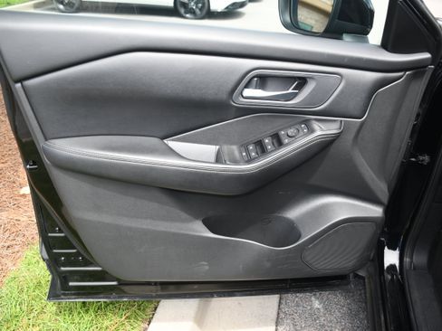 Used 2024 Nissan Rogue SV AWD/4WD image 9