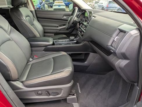 Used 2023 Nissan Pathfinder SL w/ Black Appearance Package image 33