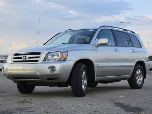 Used 2005 Toyota Highlander 2WD V6 w/ 3rd Row image 9