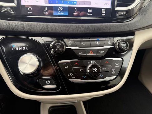 Used 2024 Chrysler Pacifica Touring-L image 21