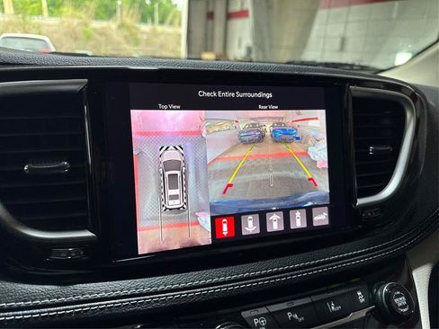 Used 2023 Chrysler Pacifica Touring-L w/ Uconnect Theater Family Group FWD image 41