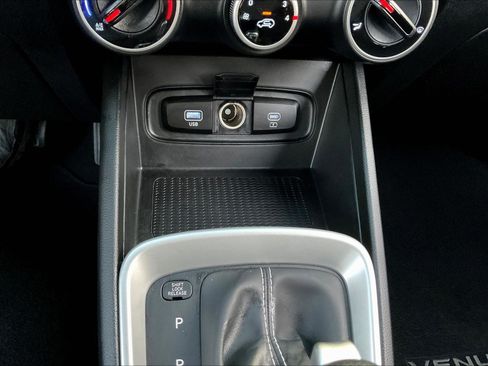 Used 2025 Hyundai Venue SE FWD image 14