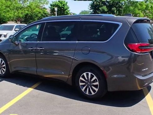 Used 2021 Chrysler Pacifica Touring-L FWD image 8