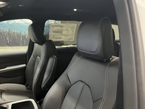 New 2026 Chrysler Pacifica Select AWD/4WD image 16