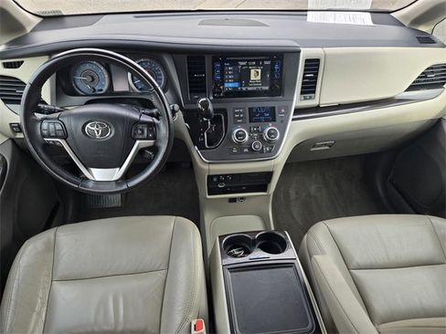 Used 2017 Toyota Sienna XLE image 9