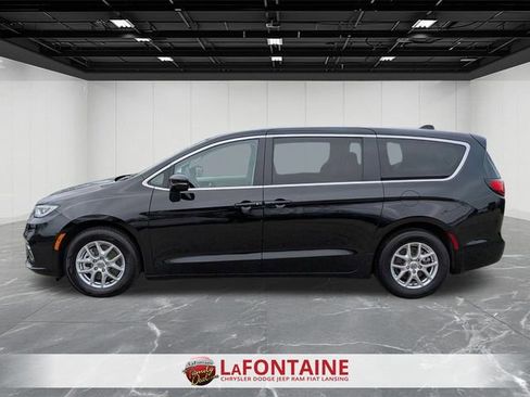 Used 2024 Chrysler Pacifica Touring-L FWD image 2
