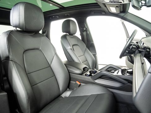 Certified 2024 Porsche Cayenne AWD/4WD image 23