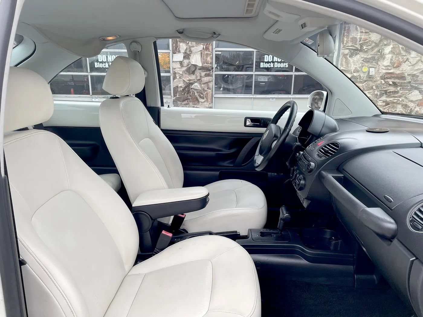 Used 2008 Volkswagen Beetle SE FWD image 12
