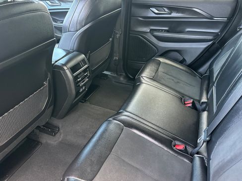 Used 2025 Jeep Grand Cherokee Altitude AWD/4WD image 25