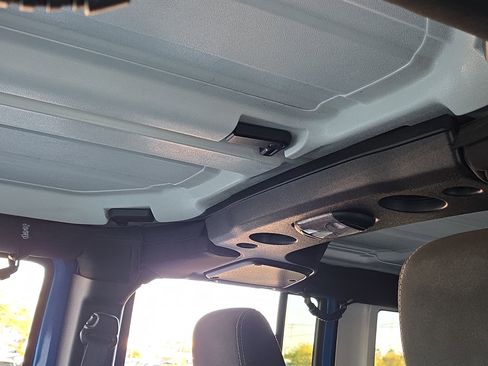 Used 2015 Jeep Wrangler Unlimited Rubicon w/ Connectivity Group image 13