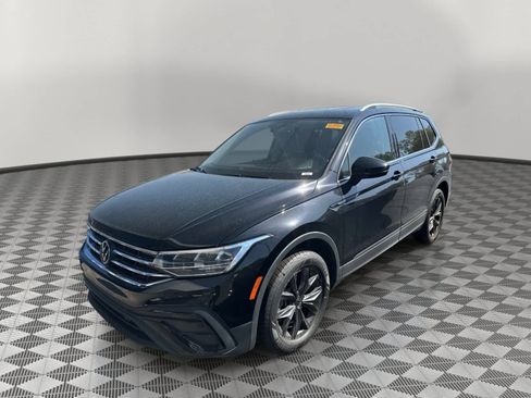 Used 2023 Volkswagen Tiguan SE image 2
