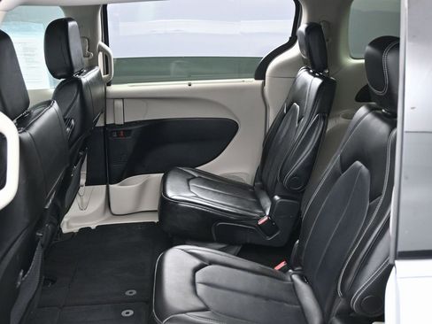 Used 2024 Chrysler Pacifica Touring-L image 33