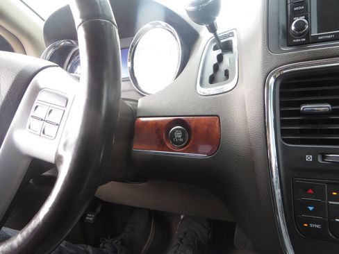 Used 2015 Chrysler Town & Country Touring w/ Driver Convenience Group image 47