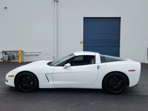 Used 2005 Chevrolet Corvette Coupe w/ Preferred Equipment Group RWD image 2