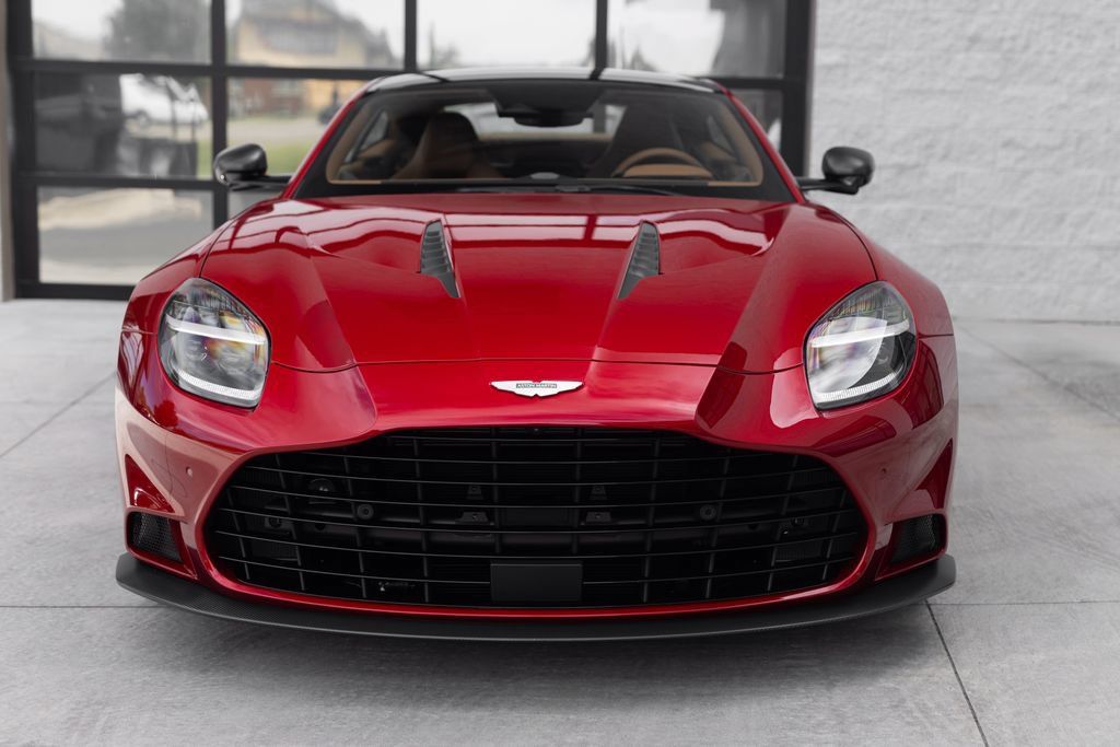 Used 2025 Aston Martin Vanquish RWD image 5