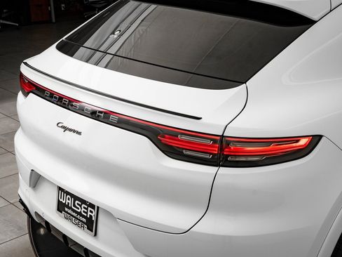 Certified 2023 Porsche Cayenne Platinum Edition image 18