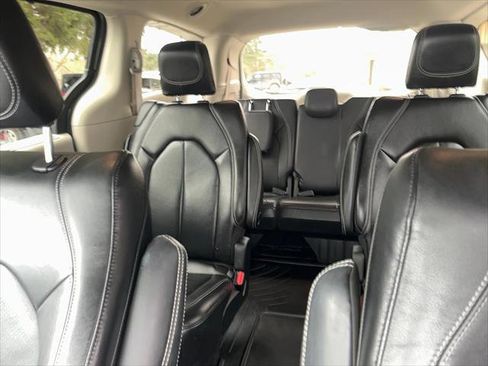 Certified 2022 Chrysler Pacifica Touring-L image 16