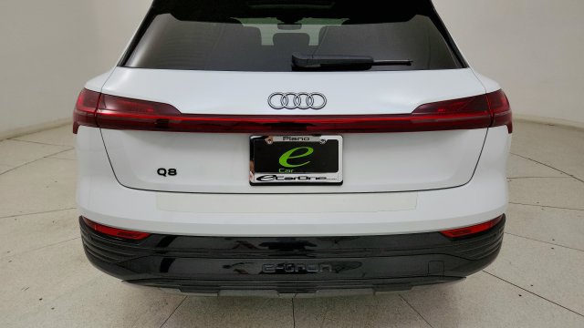 Used 2024 Audi Q8 e-tron Premium AWD/4WD image 27