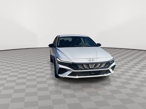 New 2025 Hyundai Elantra SEL image 3