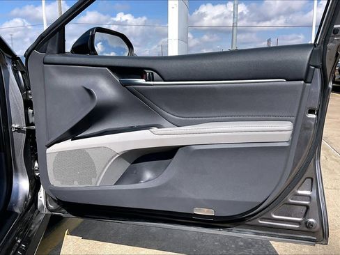 Used 2018 Toyota Camry XLE image 21