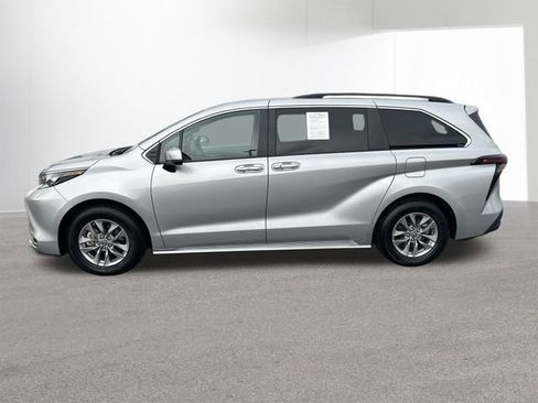 Used 2024 Toyota Sienna XLE image 4