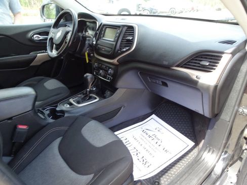 Used 2018 Jeep Cherokee Sport w/ Cold Weather Group AWD/4WD image 35