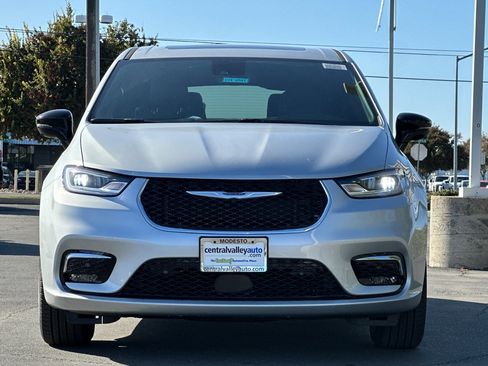 New 2026 Chrysler Pacifica Limited w/ Uconnect Theater Family Group image 9