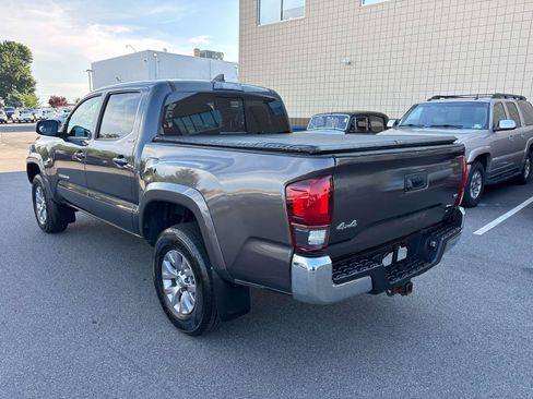 Used 2018 Toyota Tacoma SR5 AWD/4WD image 4