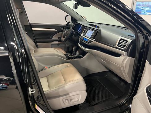 Used 2019 Toyota Highlander XLE AWD/4WD image 40