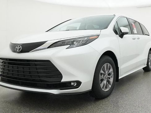 New 2026 Toyota Sienna XLE image 32