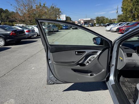 Used 2015 Hyundai Elantra SE image 12