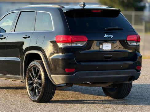 Used 2017 Jeep Grand Cherokee Laredo w/ Quick Order Package 23E AWD/4WD image 16