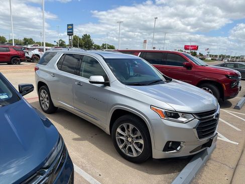Used 2021 Chevrolet Traverse Premier FWD image 1