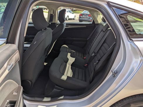 Used 2017 Ford Fusion SE w/ Fusion SE Technology Package FWD image 12