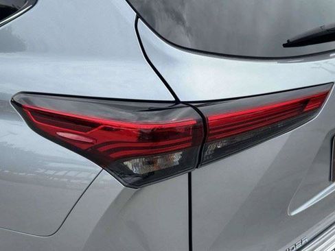 Used 2021 Toyota Highlander XLE AWD/4WD image 15