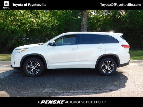 Used 2018 Toyota Highlander LE FWD image 2