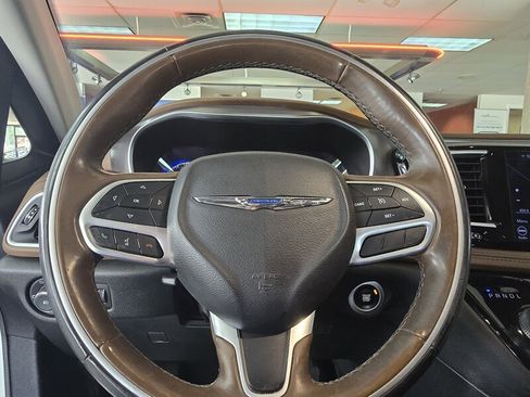 Used 2018 Chrysler Pacifica Limited image 30