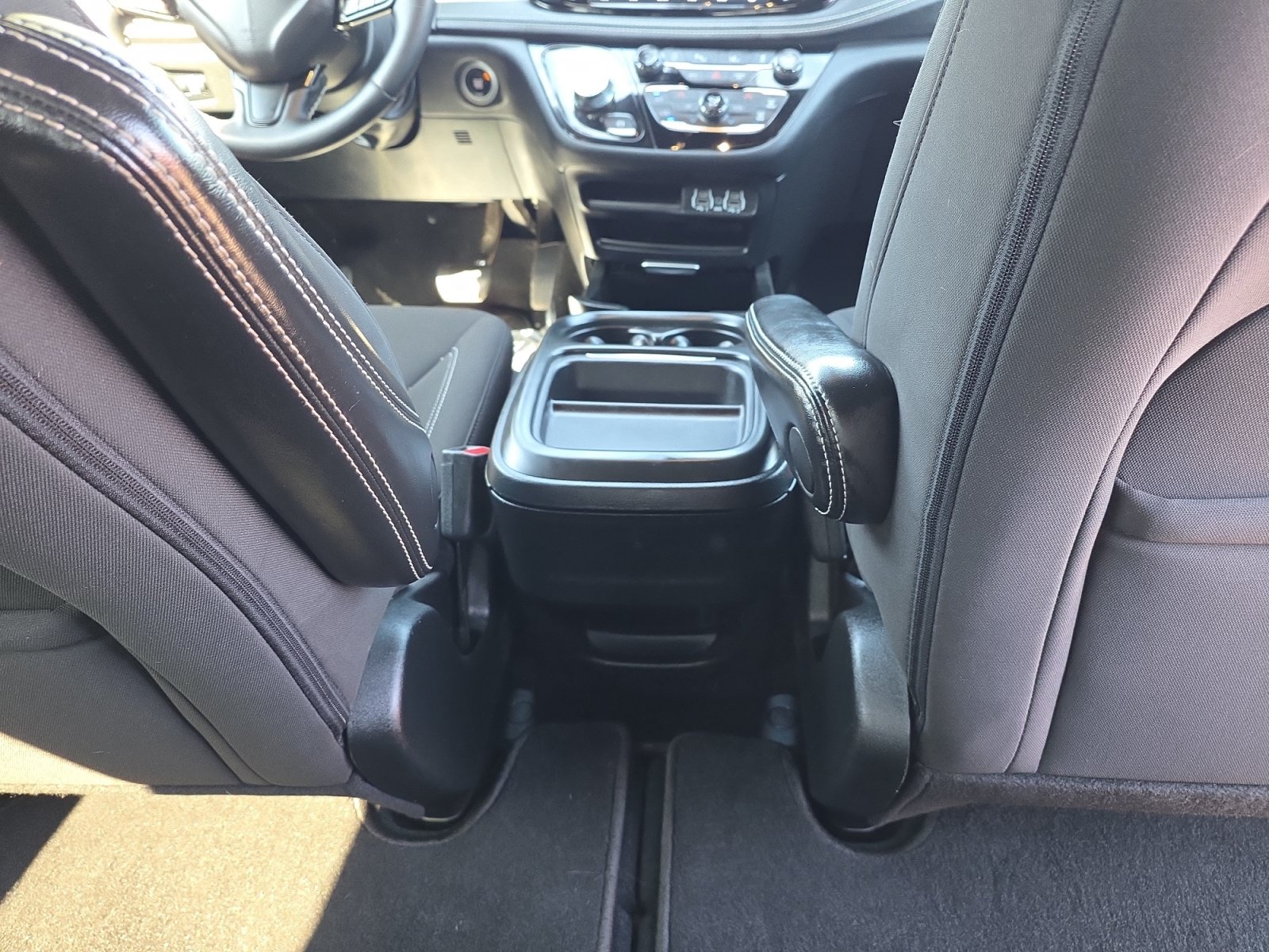 Used 2024 Chrysler Pacifica Touring FWD image 14