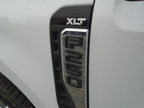 Used 2023 Ford F250 XLT w/ F-250 >10K GVWR Package image 15