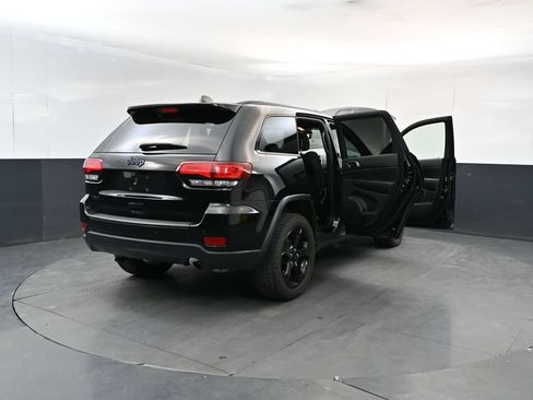 Used 2019 Jeep Grand Cherokee Laredo AWD/4WD image 29