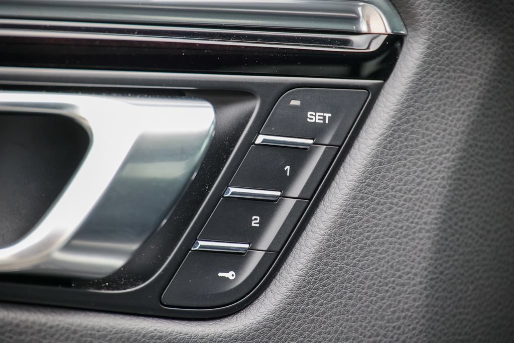 Certified 2026 Porsche Macan AWD/4WD image 7