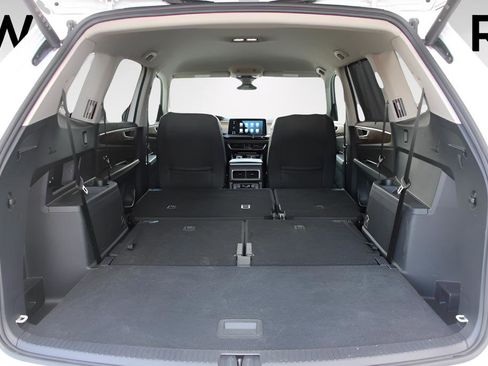 Used 2025 Volkswagen Atlas SE FWD image 9
