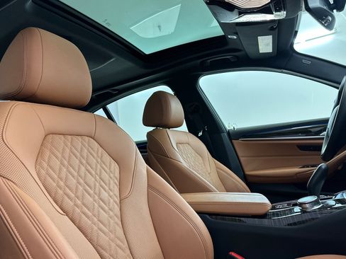 Used 2023 BMW 530e w/ Convenience Package image 31